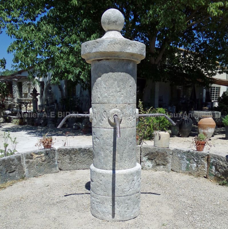 Patinated stone fountain centerpiece : Atelier Alain Bidal, artisan stone cutter in Provence