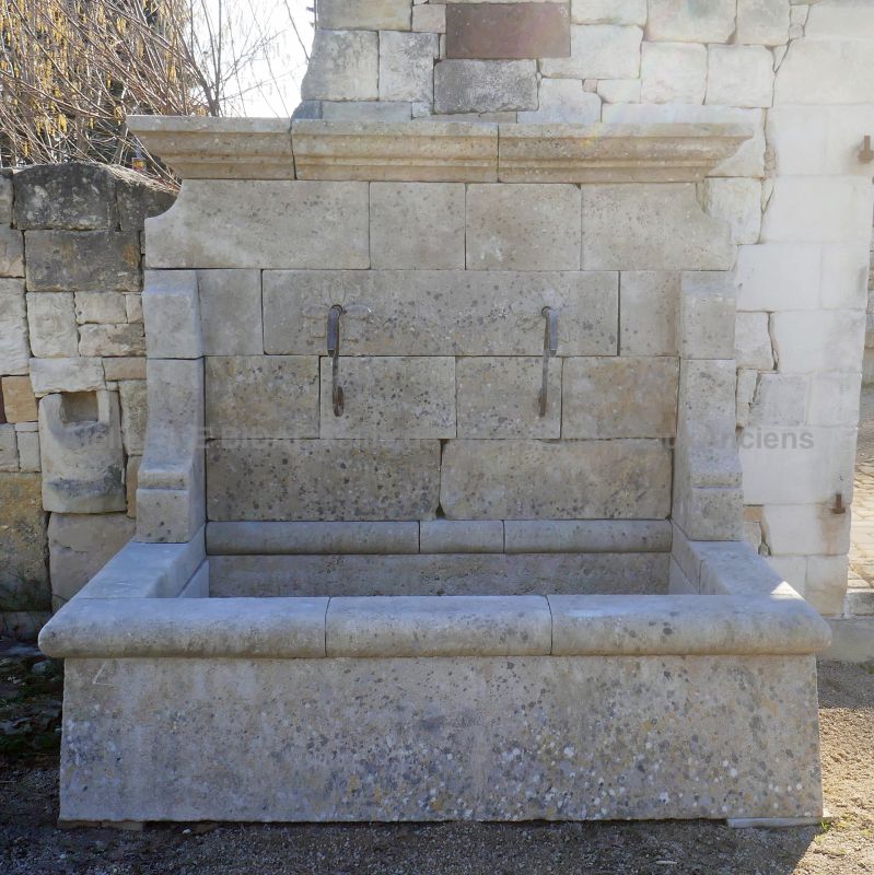 Vaste vhoix de fontaines en pierre pour aménager votre jardin chez l'Atelier Alain BIDAL en Provence