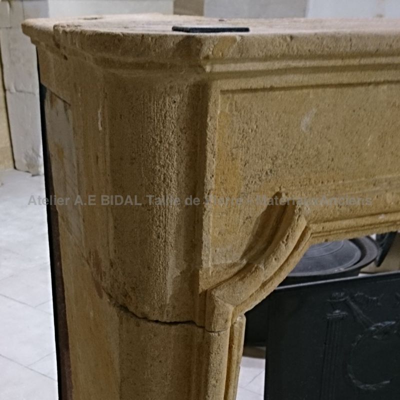 Détail des moulures sur notre cheminée Louis 14 en pierre * En vente uniquement chez Alain Bidal, Provence.