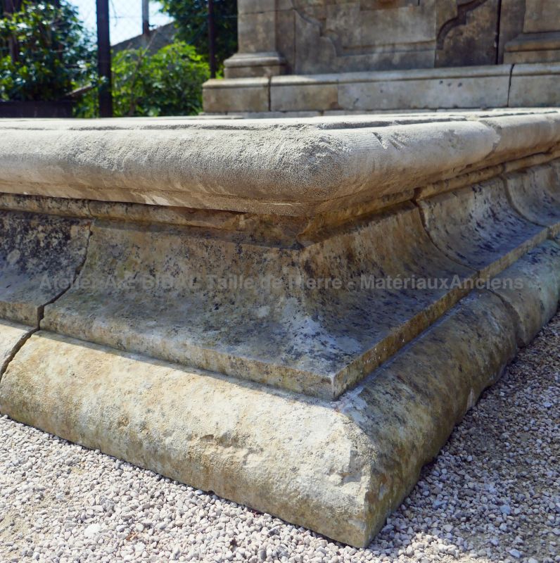 Détails des moulures sculptées à la main sur le bassin de notre grande fontaine en pierres anciennes