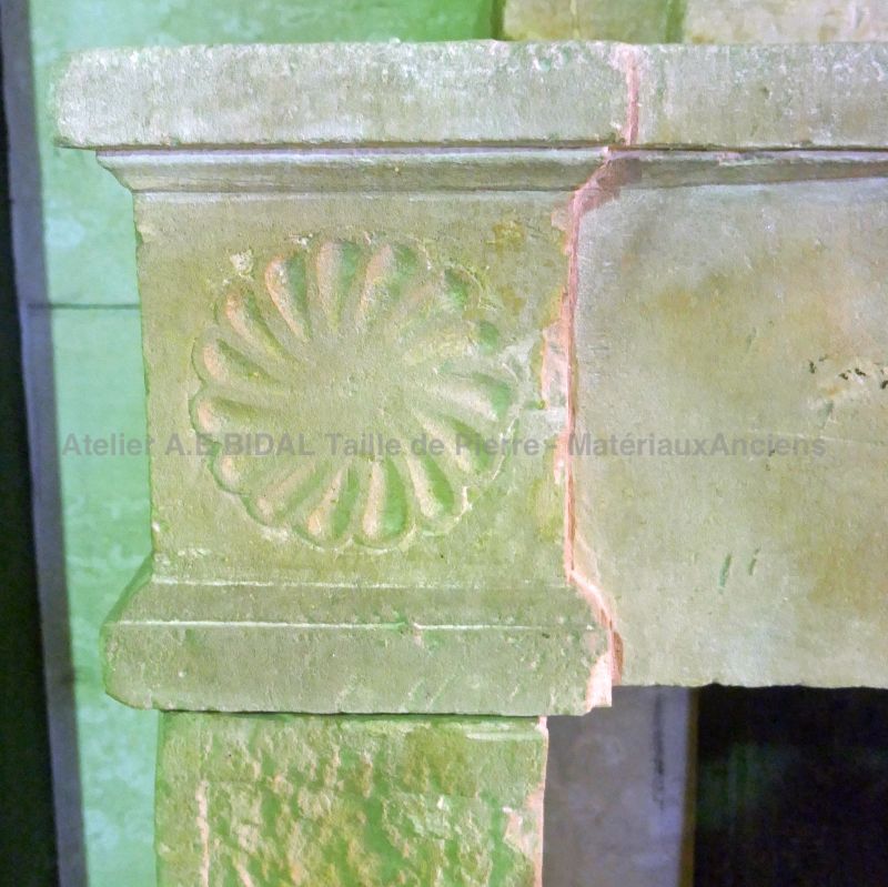 Large cheminée ancienne avec trumeau en pierre : une belle cheminée louis XVI - Atelier Alain BIDAL (Provence)