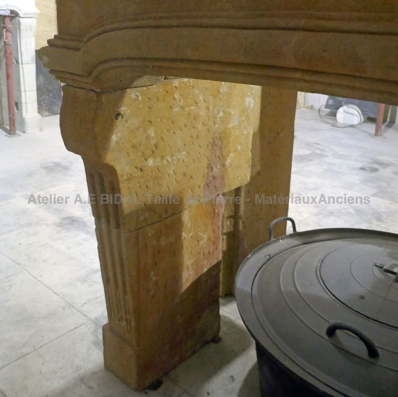 Antique golden stone fireplace for sale at Alain Bidal Matériaux Anciens (Provence)