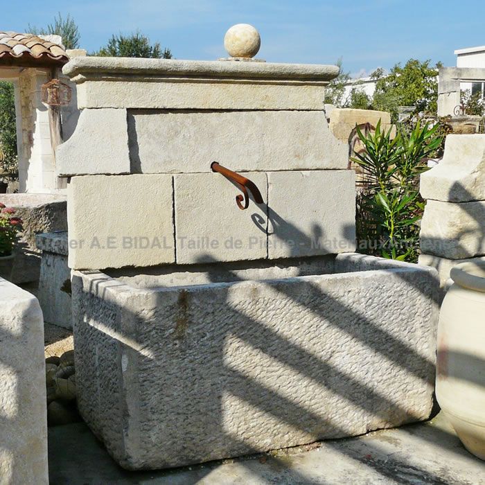 Fontaine murale avec corniche moulurée ** VENDUE