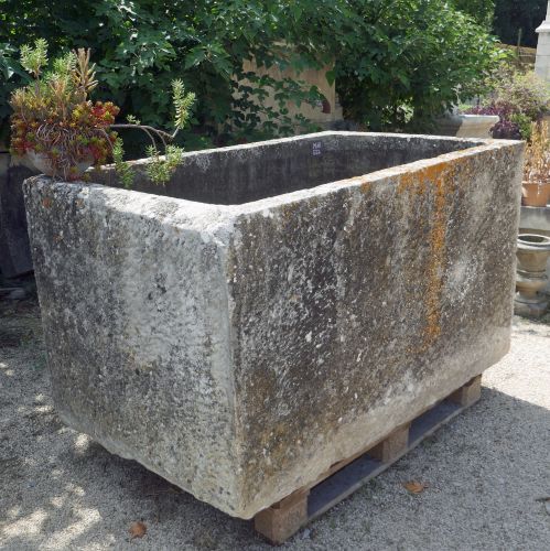 Ancien bac massif en pierre à vendre chez les Matériaux Anciens en Provence Alain Bidal.