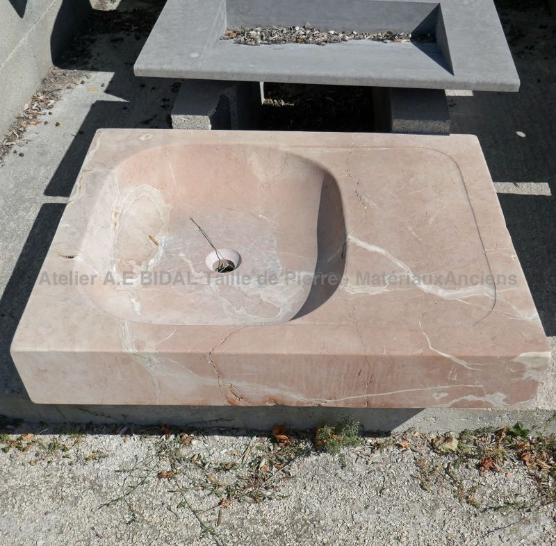 Superbe évier ancien de couleur rose clair - un évier en pierre marbrière.
