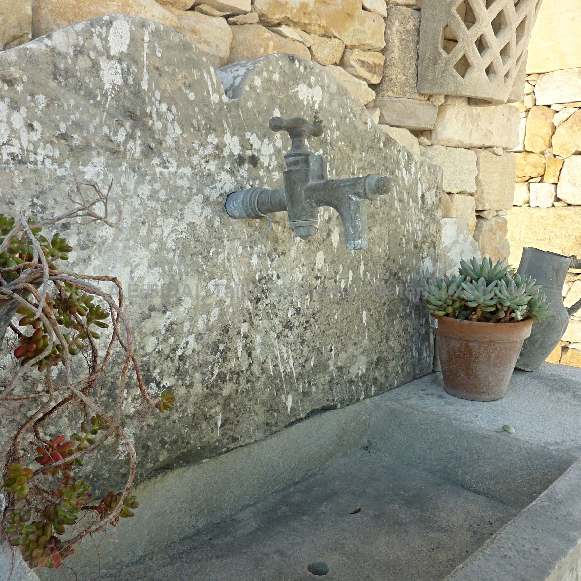 Superbe cuisine d'été en pierre avec évier sur jambages et fronton ** VENDUE