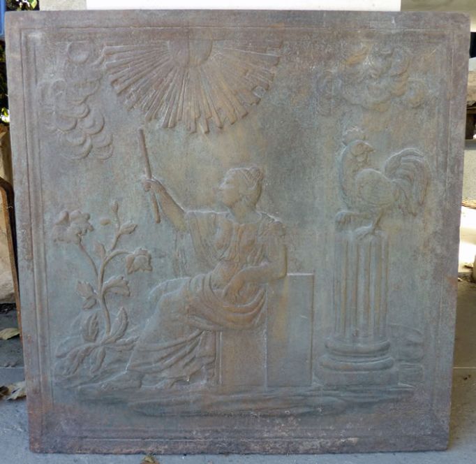 Une plaque de cheminée en fonte 19ème représentant le lever du jour - nos accessoires cheminée en fonte ancienne.