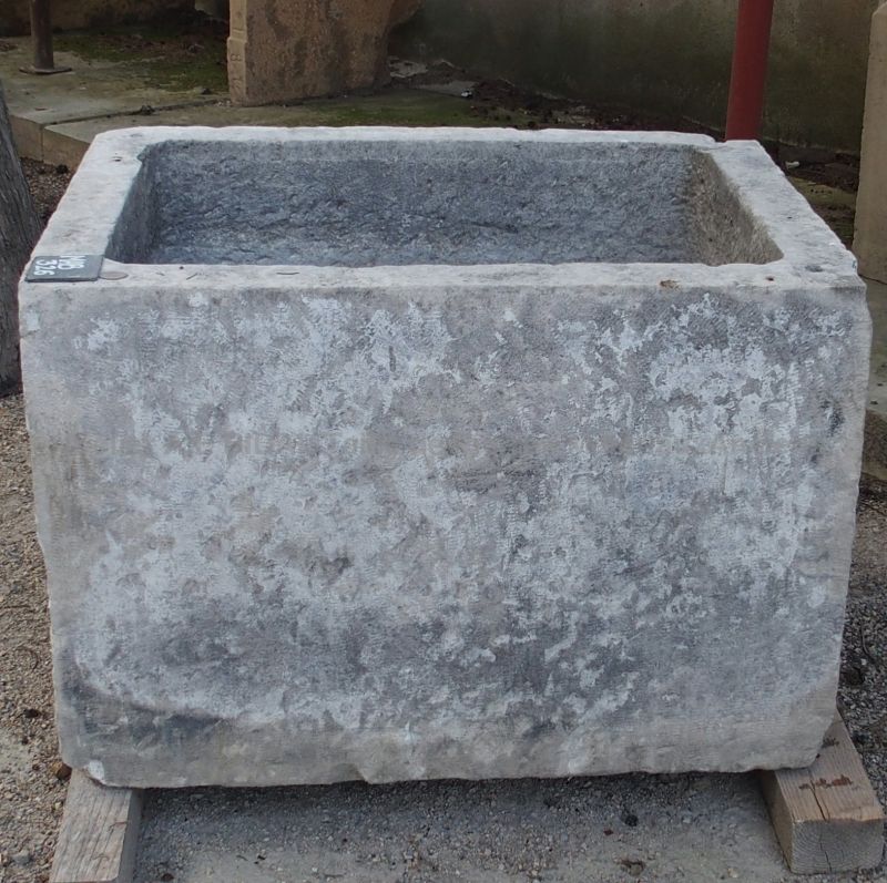 Bac ancien en pierre monolithe - un bac en pierre très polyvalent pour décoration d'une cour, d'une terrasse ou d'un jardin.
