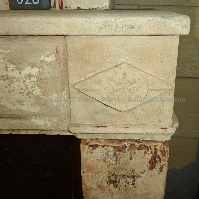 Cheminée Louis 16 - une cheminée en pierre classique de type cheminée à trumeau.