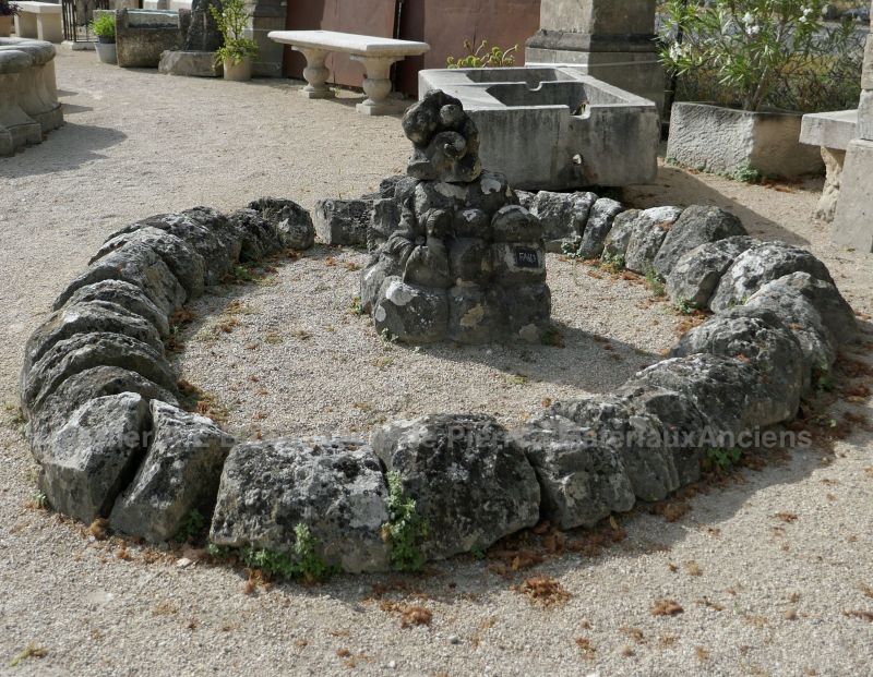 Fontaine centrale basse - une fontaine d'extérieur avec bac qui possède peu de profondeur.