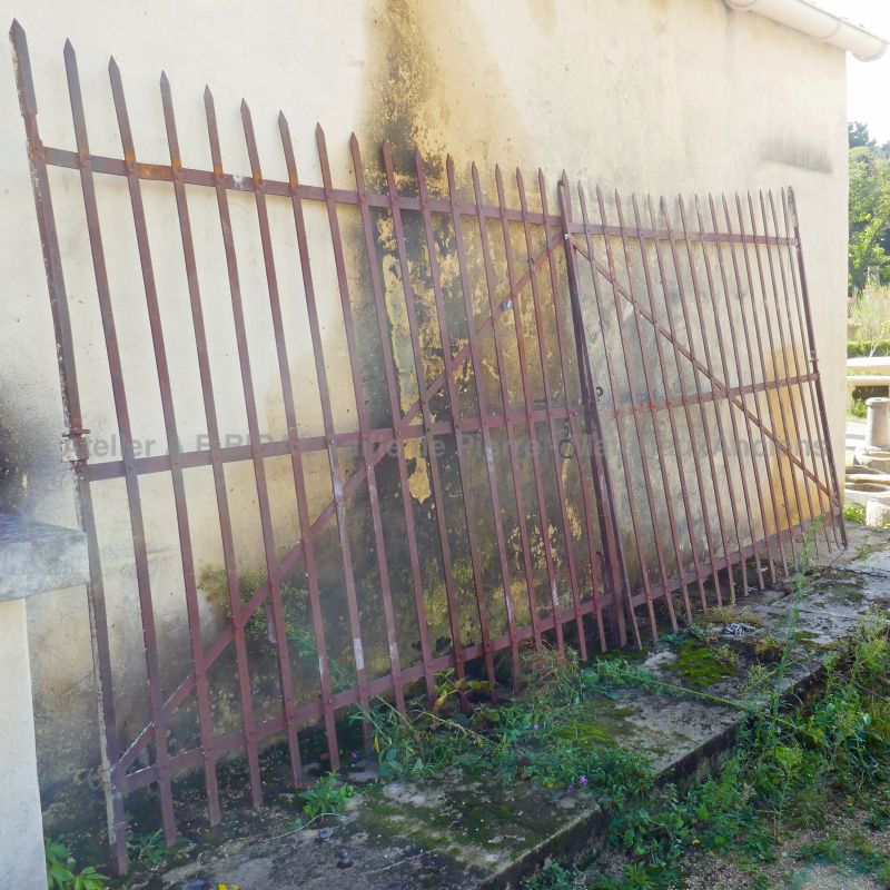 Large choix d'anciens portails rivetés chez Alain BIDAL en Provence