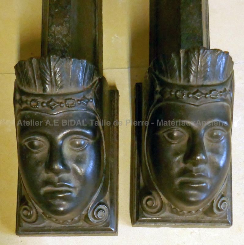 Détails des visages féminins sur notre paire de marmousets anciens en fonte