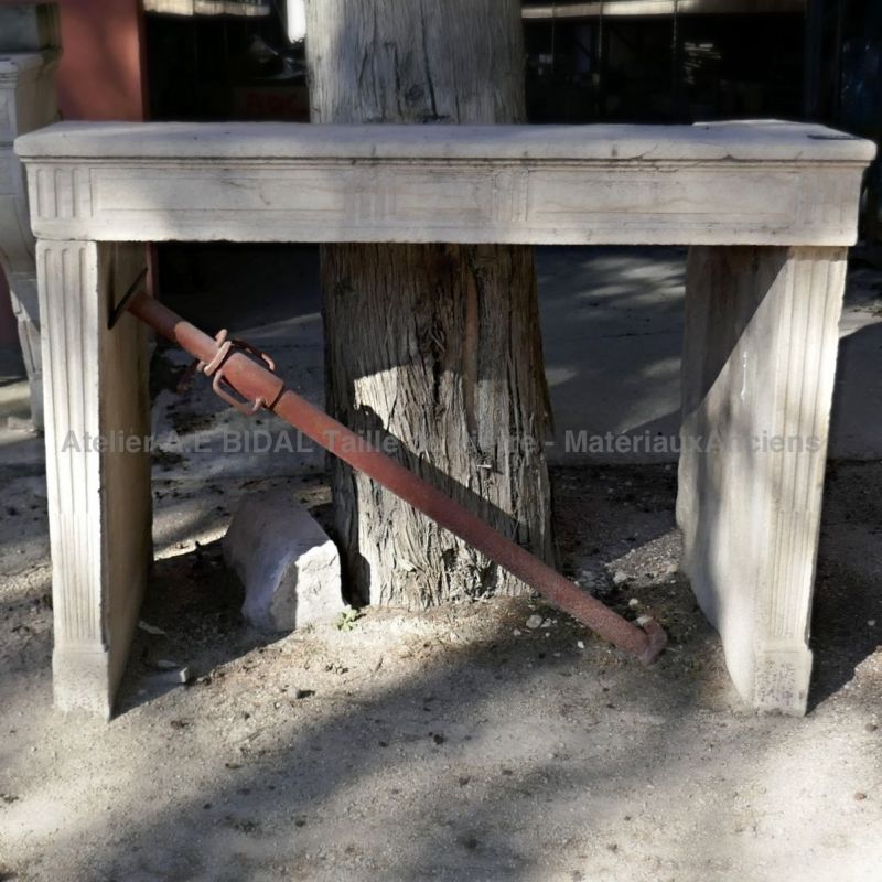 Cheminée Louis 16 en pierre froide de Bourgogne.