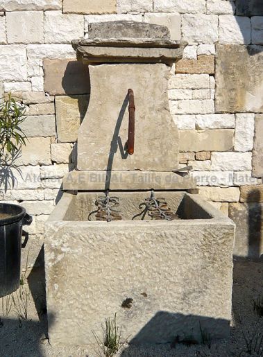 Fontaine murale avec bassin ancien massif ** VENDUE