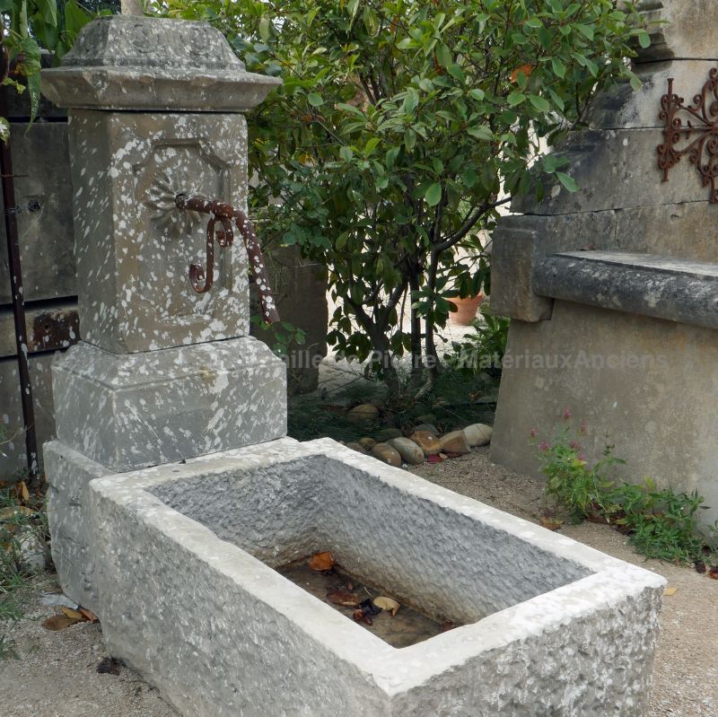 Fountain in old materials by the specialist of natural stone in Provence: Alain BIDAL