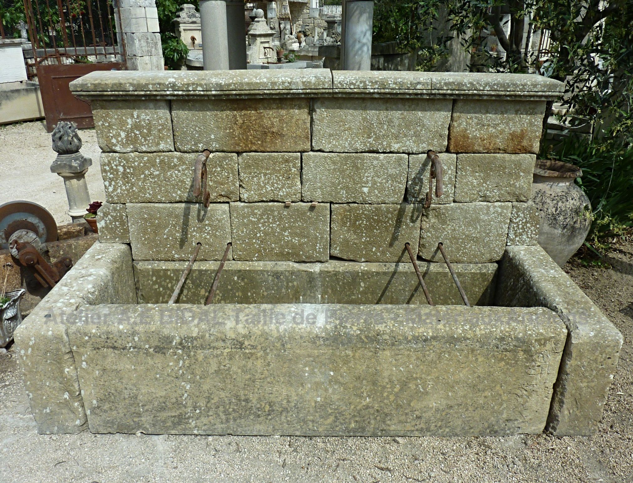Fontaine murale - une fontaine d'extérieur avec bac rectangulaire d'une profondeur presque égale à 1mètre.