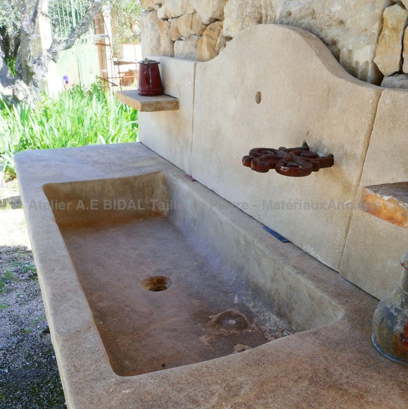 Mobilier d'extérieur vintage : belle cuisine d'été en pierre patinée signée Atelier Alain BIDAL (Provence)