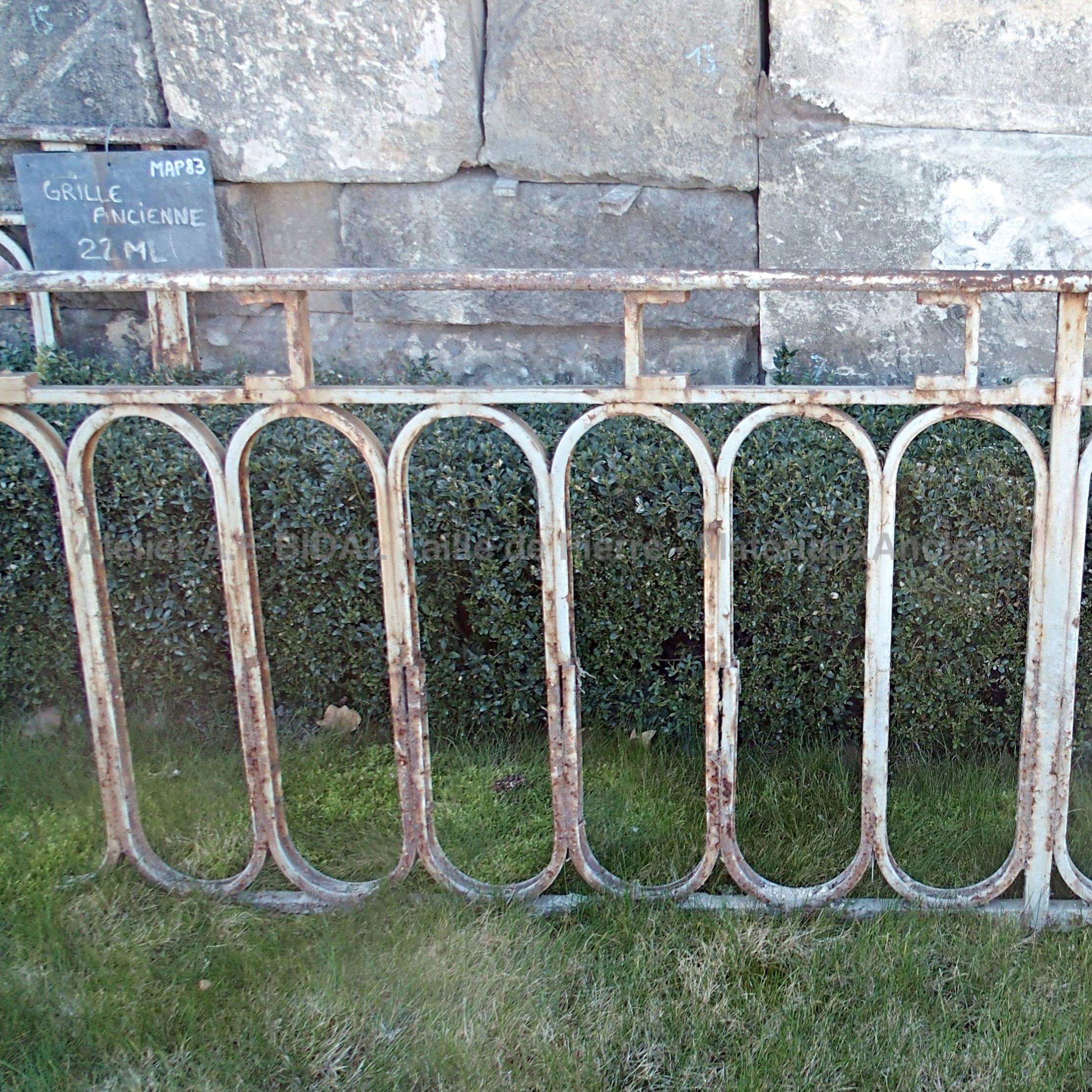 Garde coirp ancien de type barrière ou rambarde de pont.