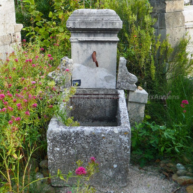 Petite fontaine : fontaine pour terrasse ou bien fontaine de jardin avec bac.