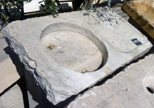 A stone sink with a pronounced rustic style - a versatile stone sink.
