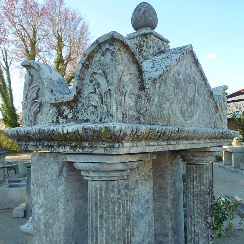 Fine detail of the capital carved by hand ǀ Ancient stone element.
