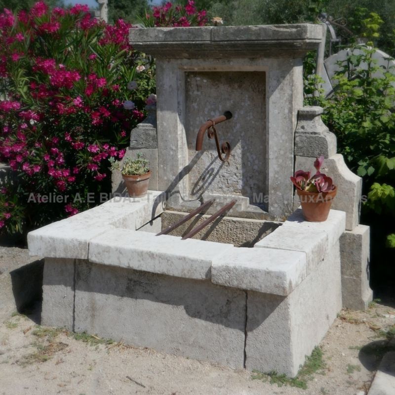 Fontaine d'extérieur avec bassin et fronton en pierres anciennes | Fontaine de jardin avec joli fronton orné d'un plastron décaissé.