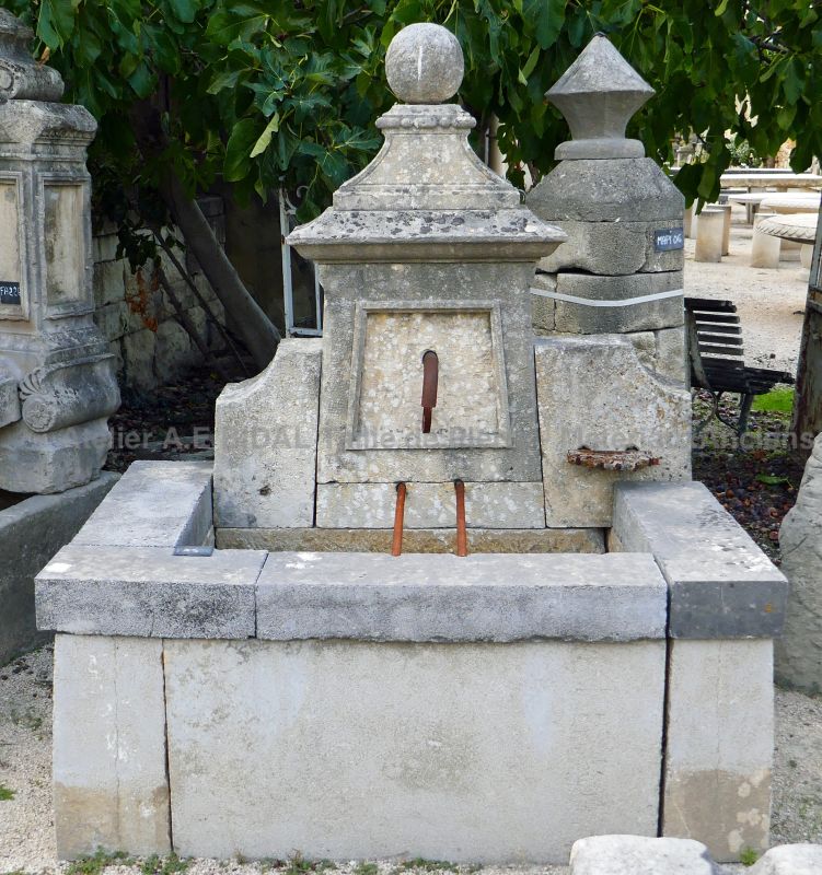 Wall fountain : presentation of our outdoor fountain that has a nice basin.