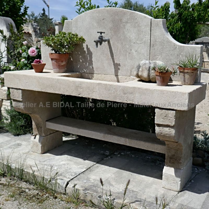 Ensemble pour cuisine d'extérieur en pierre à venir découvrir en Provence chez Alain Bidal.