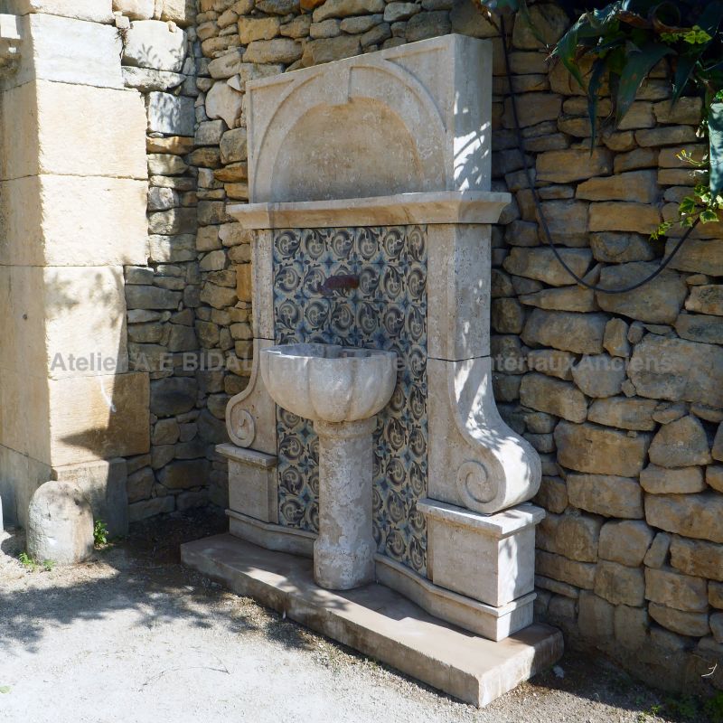 Colorful wall fountain combining natural limestone and reclaimed cement tiles - Atelier Alain BIDAL (Provence)