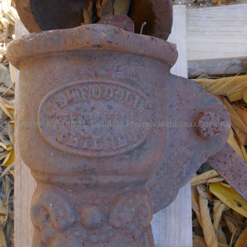 Détail de l'ancienne pompe en fonte manuelle en vente chez Alain BIDAL Matériaux Anciens en Provence.