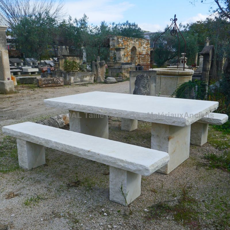 Mobilier de jardin durable : longue table et ses 2 bancs assortis en pierre par l'Atelier Alain BIDAL (Provence)