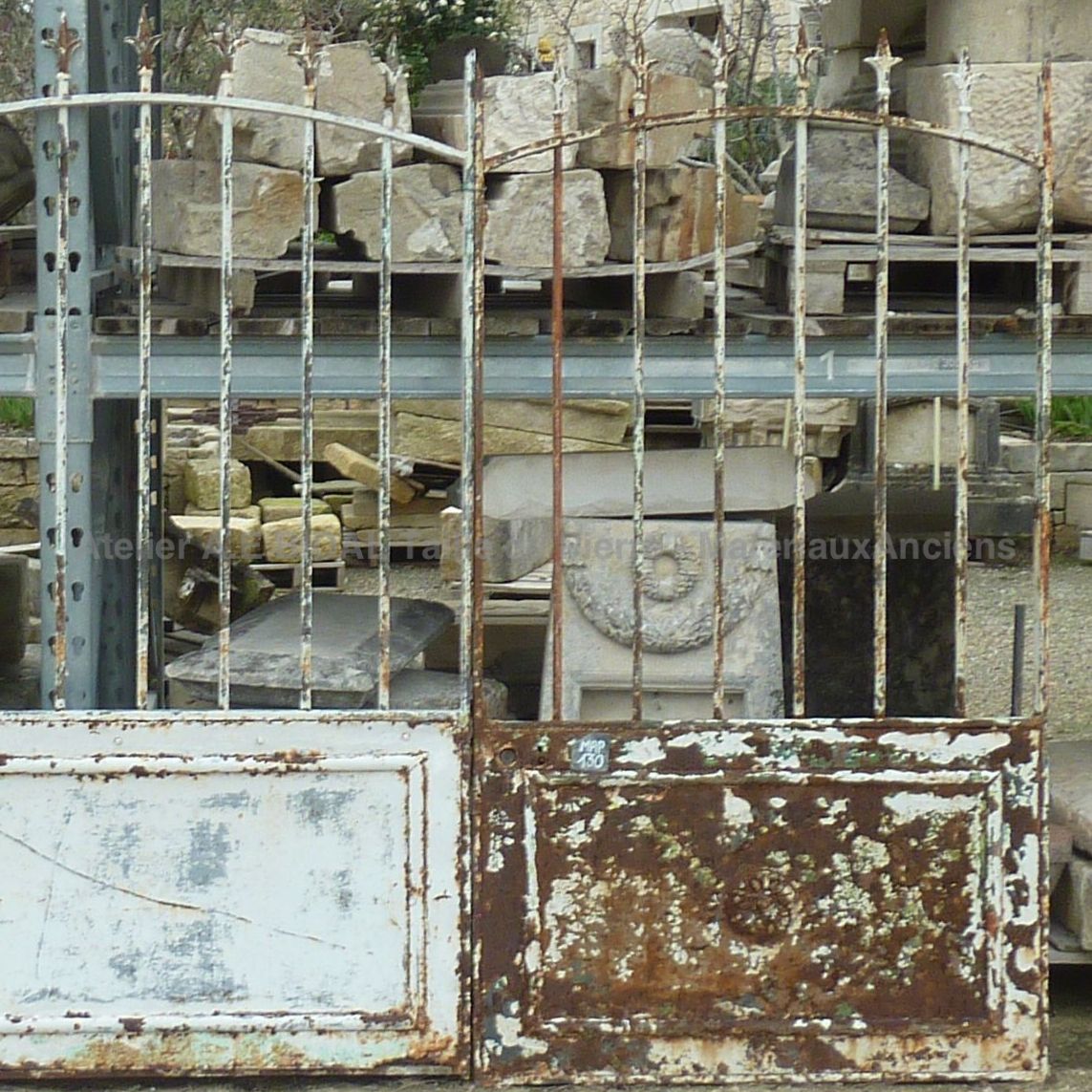 Portail ancien en fer forgé - un portail fer forgé d'occasion d'allure classique.