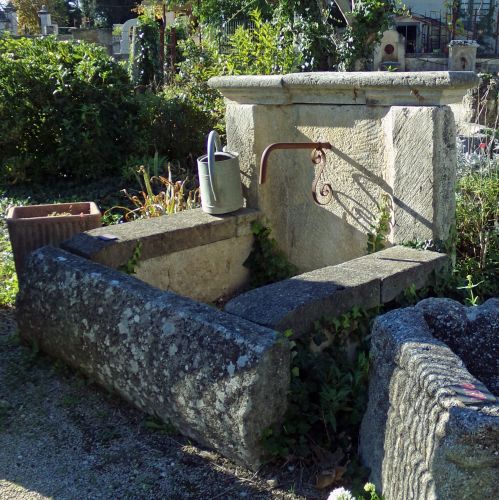 Charmingly rustic fountain with antique coping stones - Atelier Alain BIDAL (Provence)