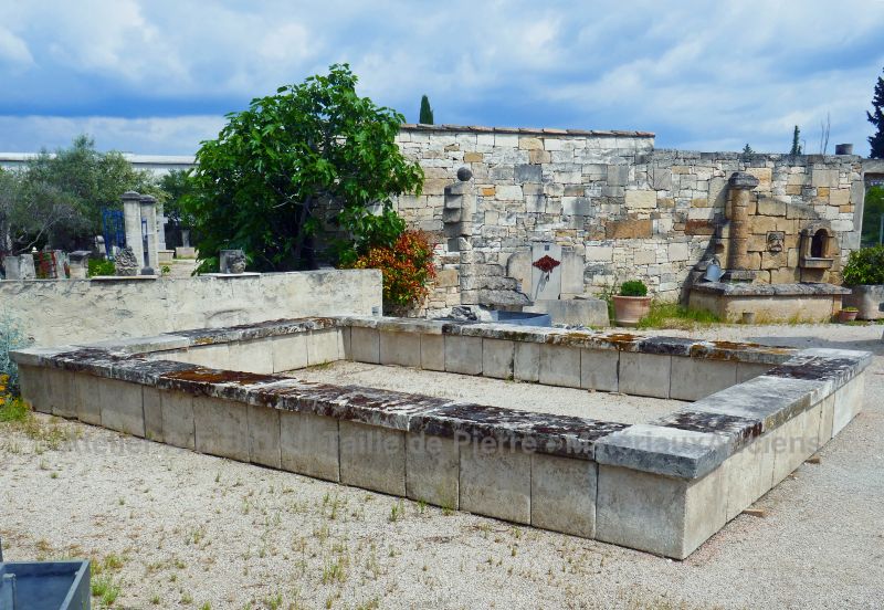 Weathered old stones basin : a 6x4m basin by The Antique Materials in Provence Alain BIDAL