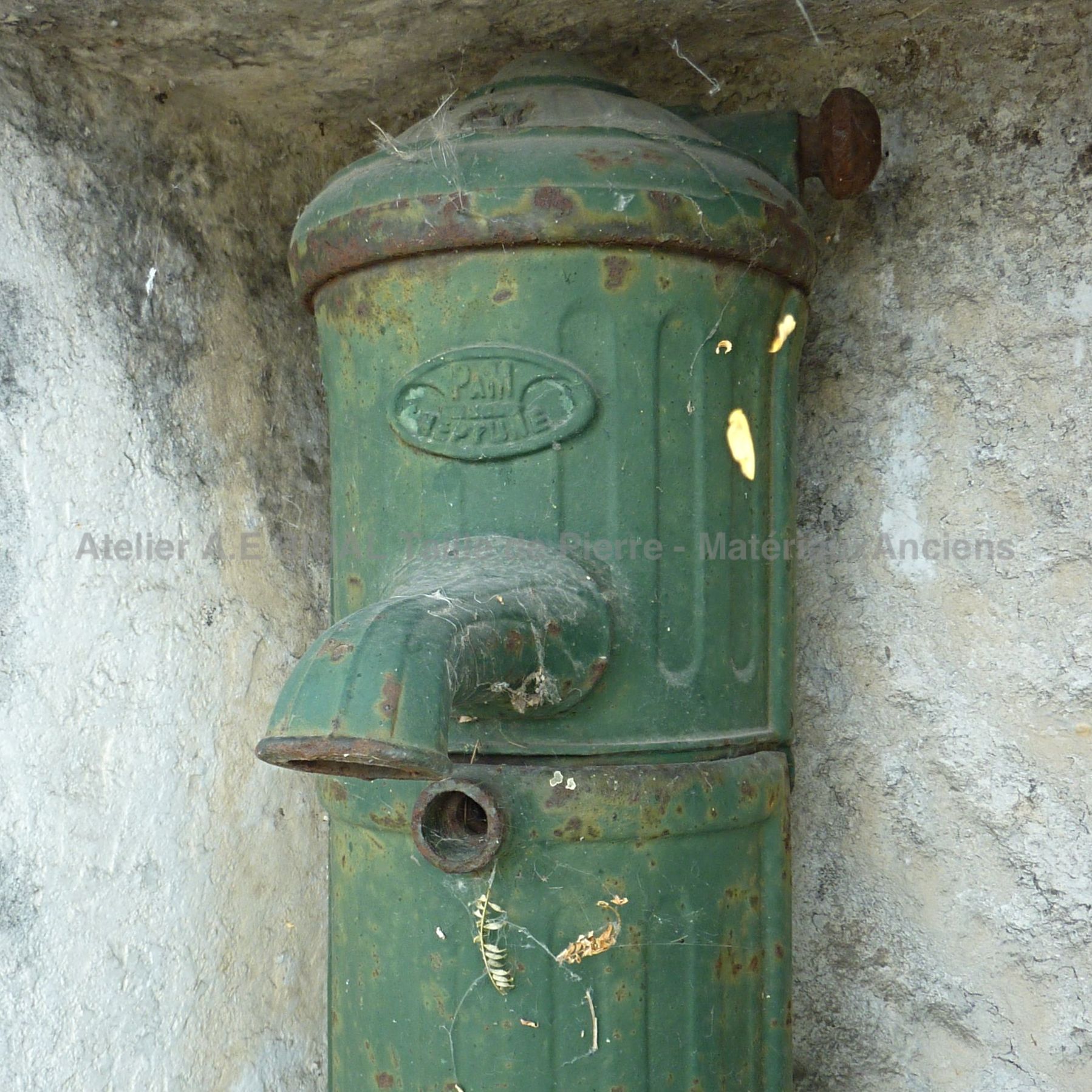 Belle pompe ancienne en fonte verte