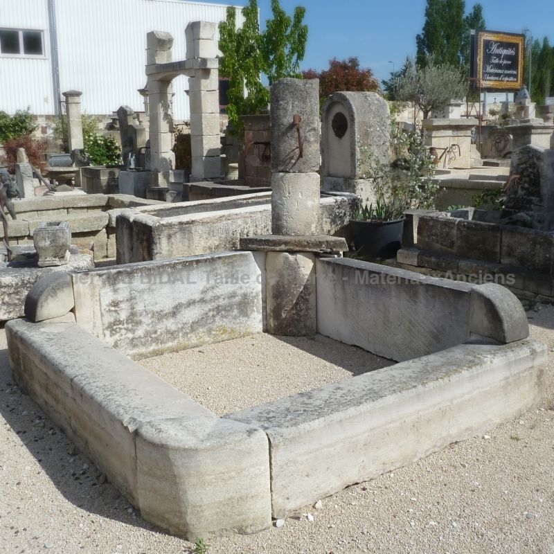Fontaine d'angle ou fontaine centrale en vieilles pierres | Grande fontaine ancienne pour jardin.