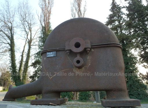 Une pompe manuelle en fonte ancienne sur socles- ancienne pompe à eau.