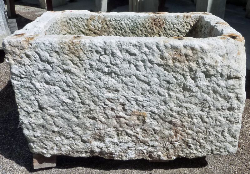 Bac ancien en pierre de style très rural idéal pour la création d'une fontaine avec bac en pierre ou bien une jardinière en pierre.