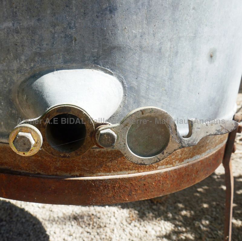 Détail de l'ouverture permettant au miel de sortir de la cuve sur notre ancien extracteur de miel manuel - Atelier Alain BIDAL, Provence