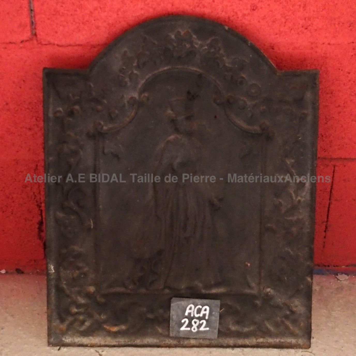 Fireback in cast iron with a woman decor ǀ Fireplace accessorie