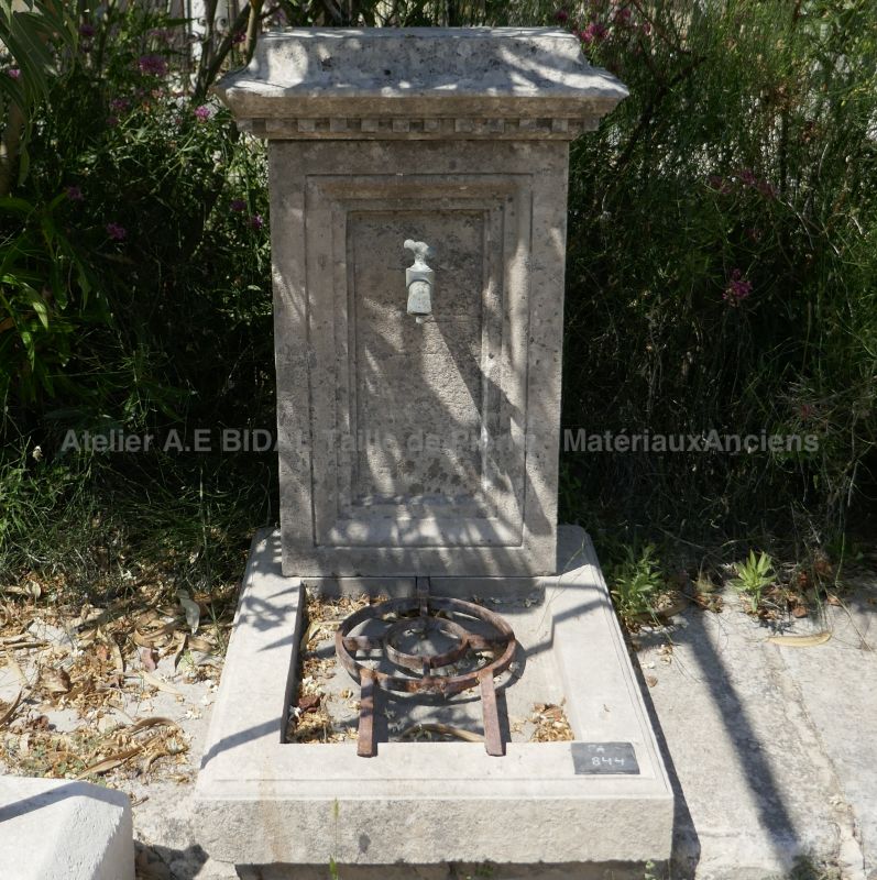 Fontaine en pierre - une petite fontaine en pierre naturelle facile à installer et peu onéreuse.