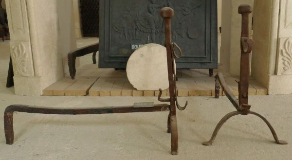 Chenets anciens en fer forgé de style gothique en vente chez Alain BIDAL Matériaux Anciens en Provence.