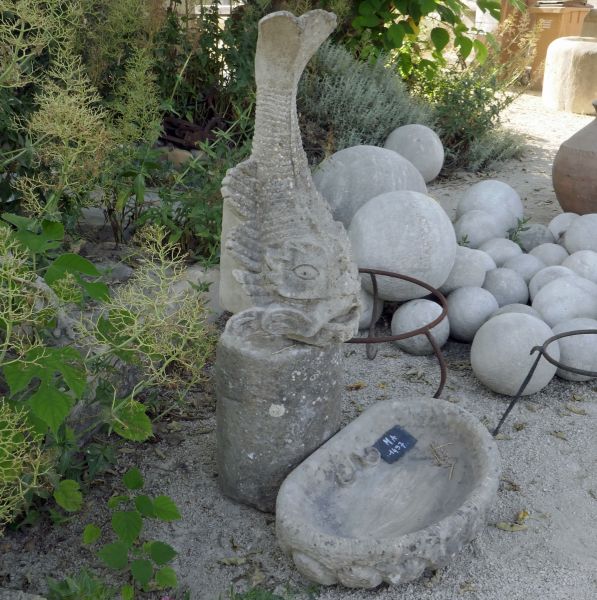Antique small garden fountain in stone for sale at Alain Bidal Antique Materials in Provence.