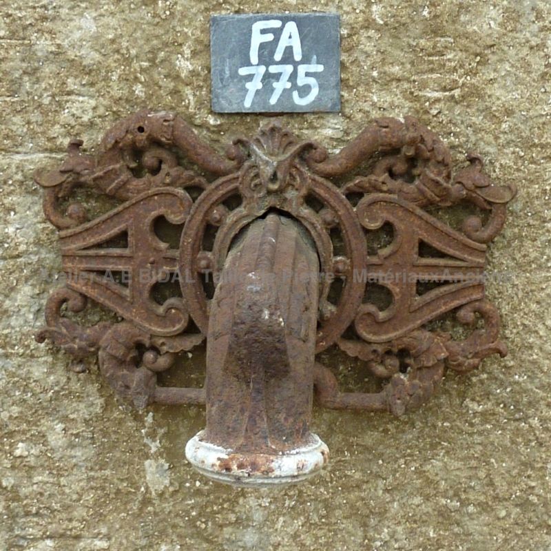 Wall fountain in aged and patinated stones and with fine mouldingsmade by French craftsmen.