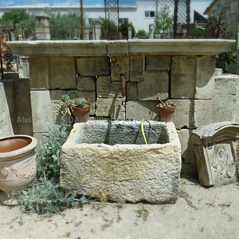 Fontaine ancienne avec mur en pierre et bac ancien | Fontaine décorative pour jardin à vendre en Provence.