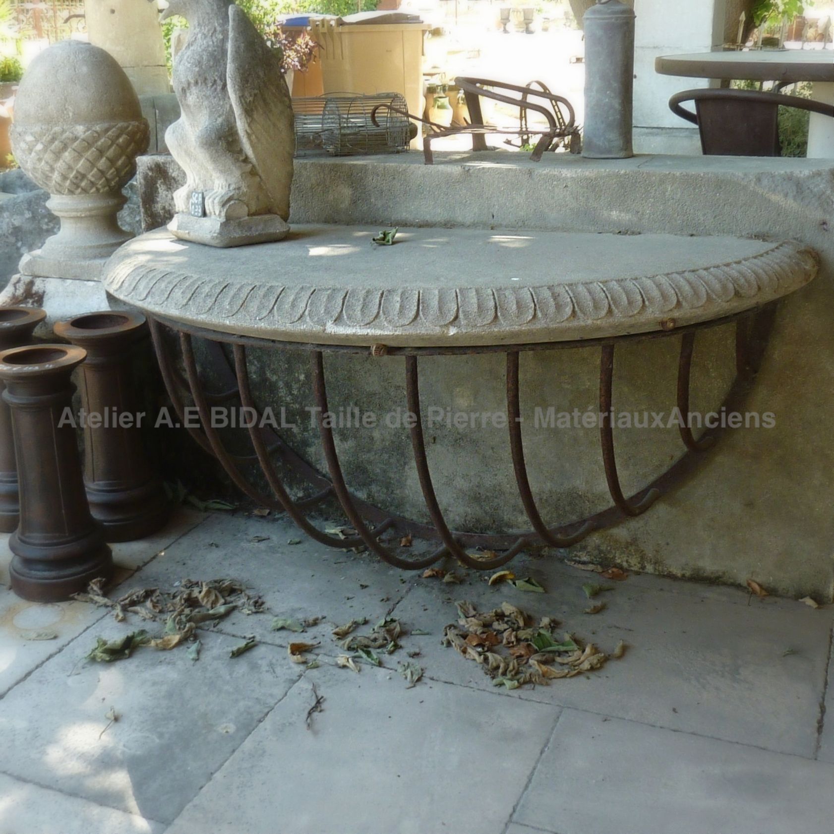 En matériaux anciens: belle console en fer forgé et en pierre.