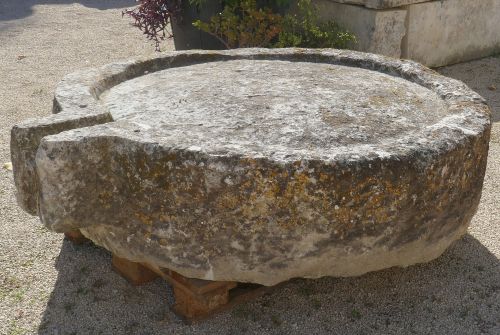 Ancienne meule en pierre massive par Matériaux Anciens en Provence Alain BIDAL.
