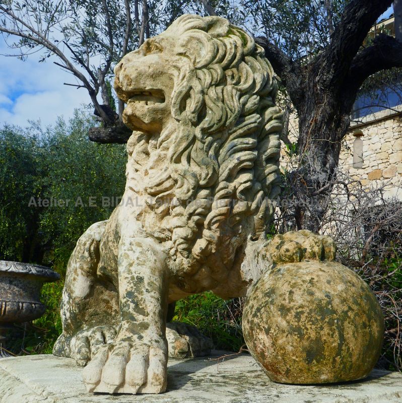 Antique lion in patinated stone : a pair of lions dating from the 18th Century - Atelier Alain BIDAL (Provence)