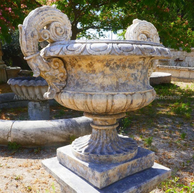 Reclaimed Medici vase sold with its pedestal - Garden vases on sale at Alain BIDAL (Provence)
