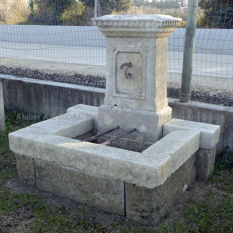 Fountain in reclaimed old stones for a beautiful outdoors design : Alain BIDAL, Antique Materials in Provence